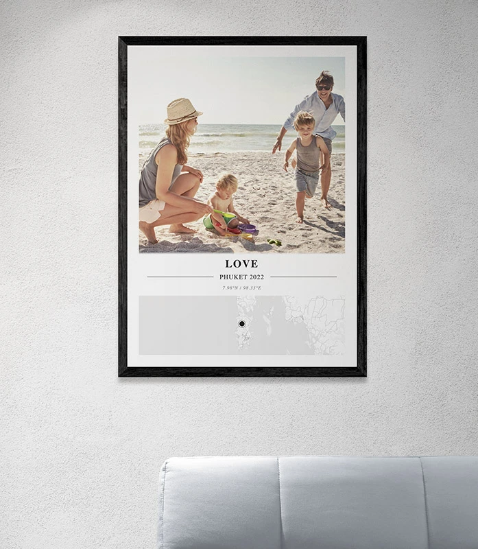 Inspiration example 1 - Modern living room with Eiffel Tower poster